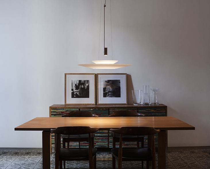 Dining area with Flamingo pendant by Antoni Arola for Vibia
