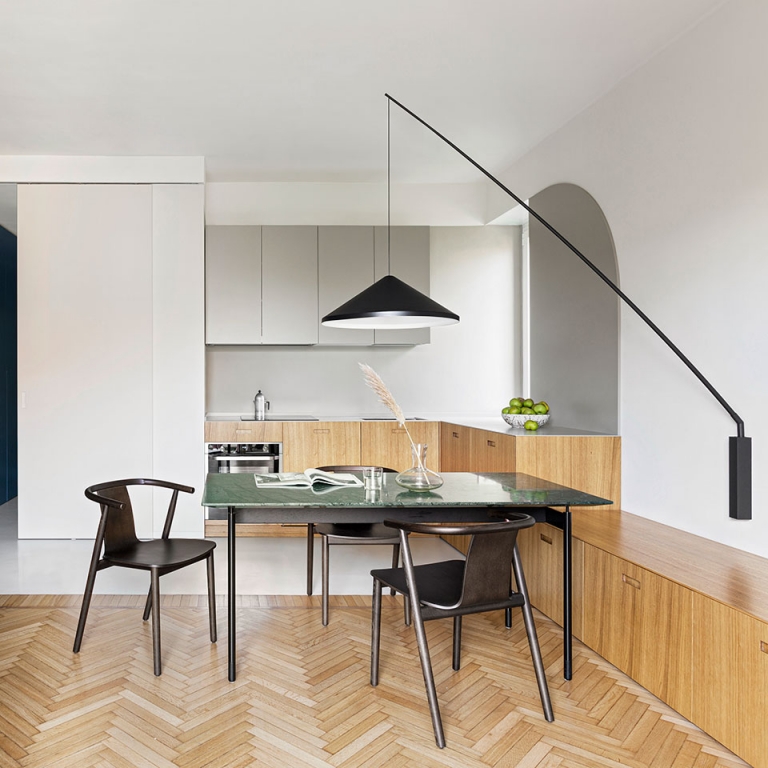 Die Leuchte North von Vibia erhellt ein renoviertes Appartement in Mailand