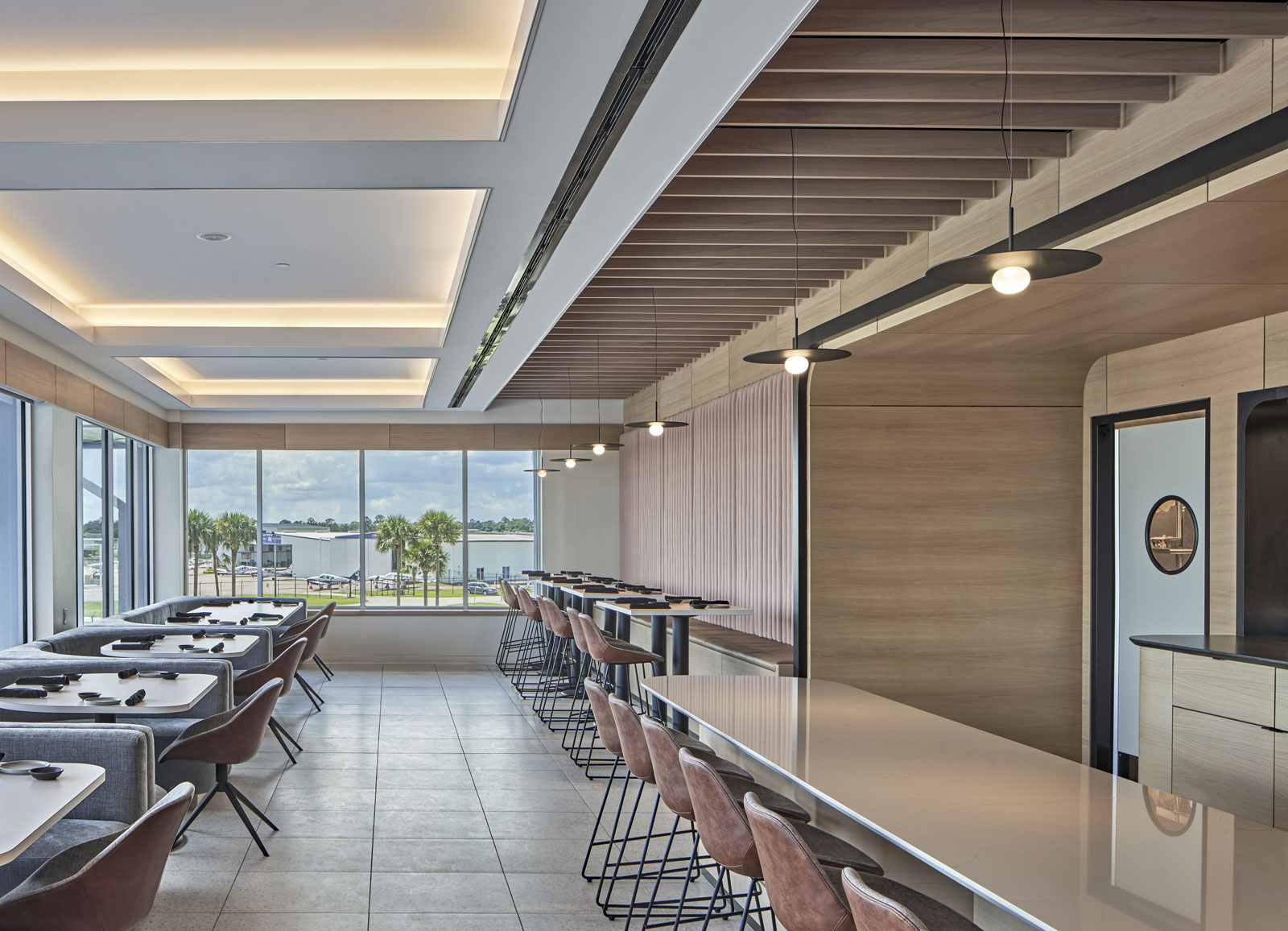 Vibia The Edit - Minimalism and comfort: a restaurant with view of Florida